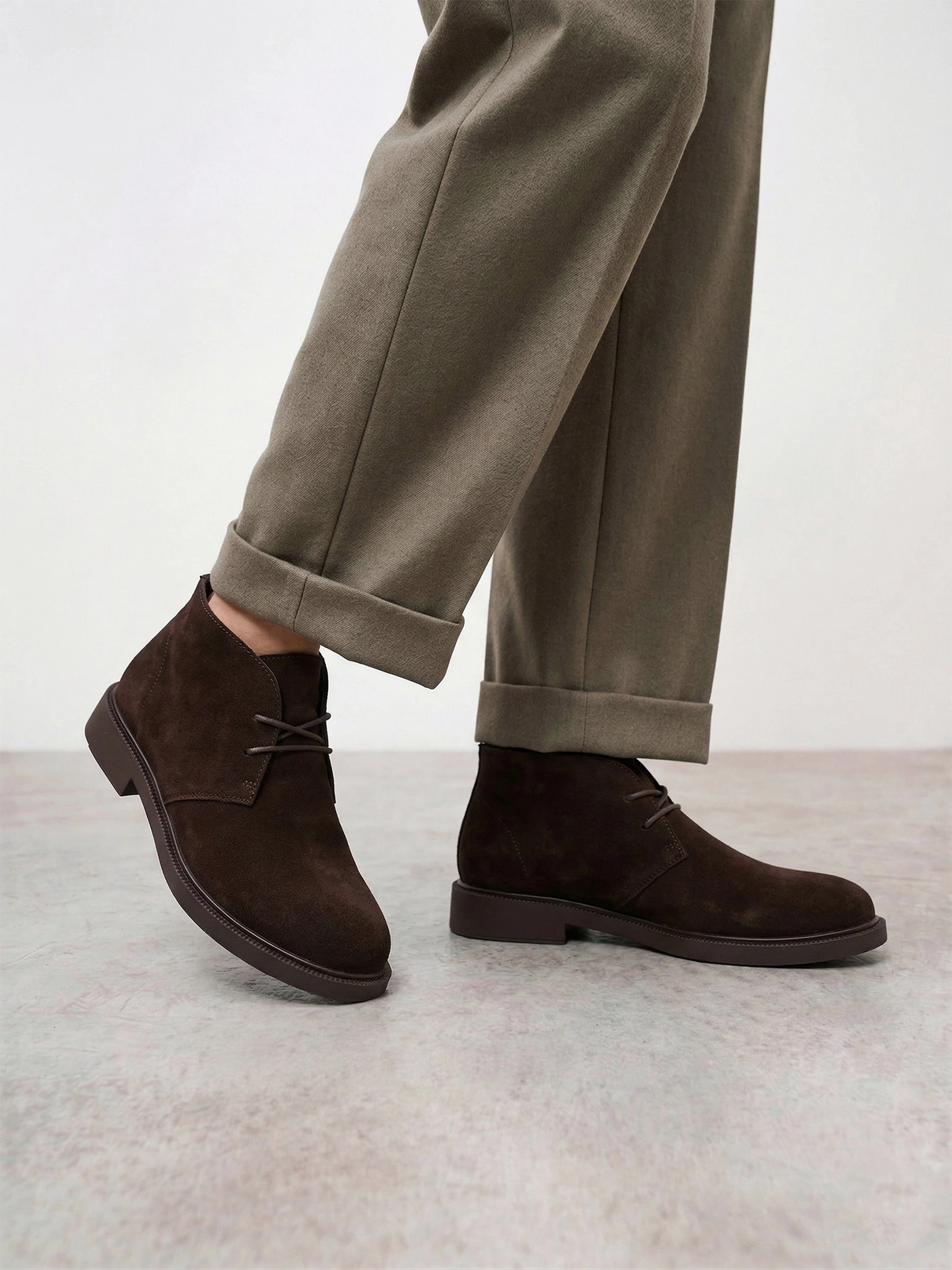 Ботинки темно-коричневого цвета на шнуровке из натуральной замши